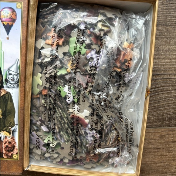 NWT The Wizard of Oz Emerald City 1000 Piece Puzzle + Keepsake Book Box - Picture 6 of 8